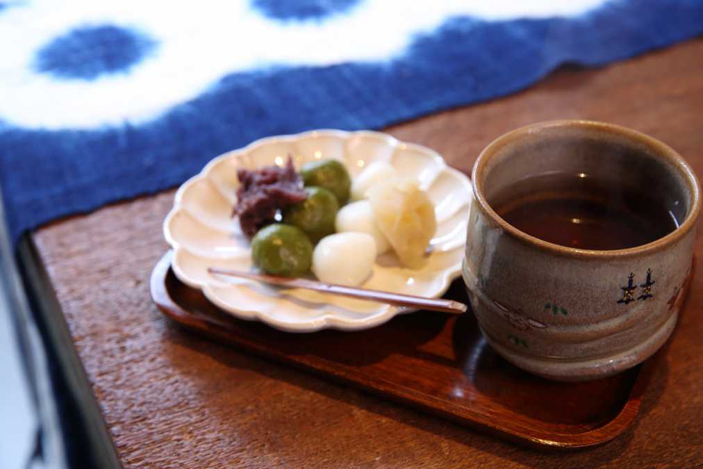 温かい柿の葉茶と白玉だんごのセット 700円