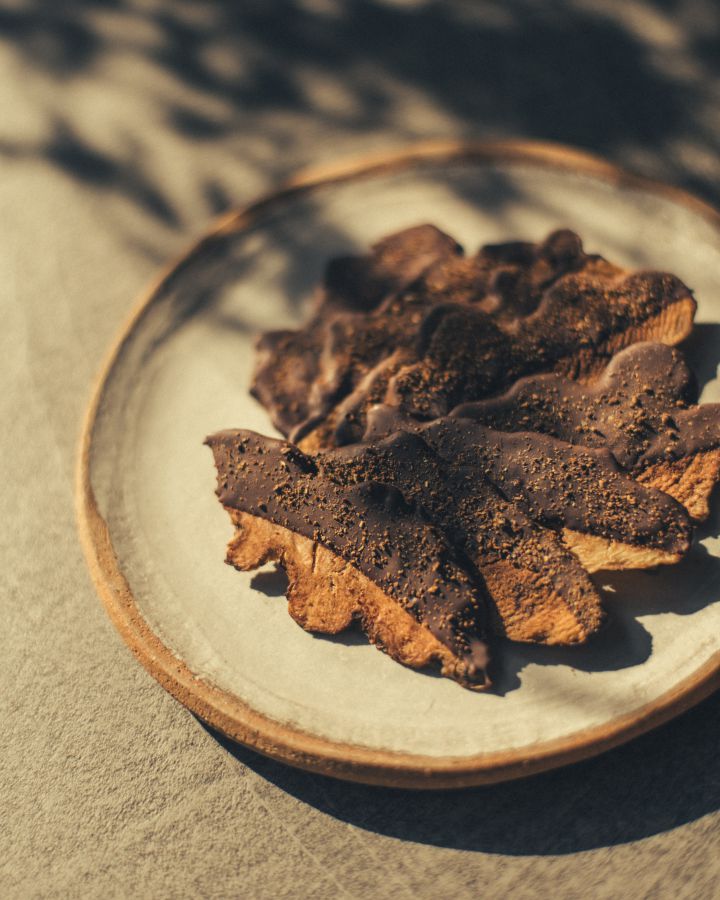 シェフ 安田翔平氏による提供メニュー:「菊芋チョコチップス / Sunchoke Chocolate Chips」1200円