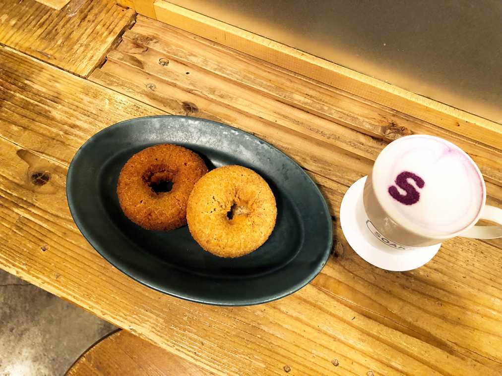 ストロベリードーナツ 180円、プレーンドーナツ 150円、むらさき芋ラテ 600円