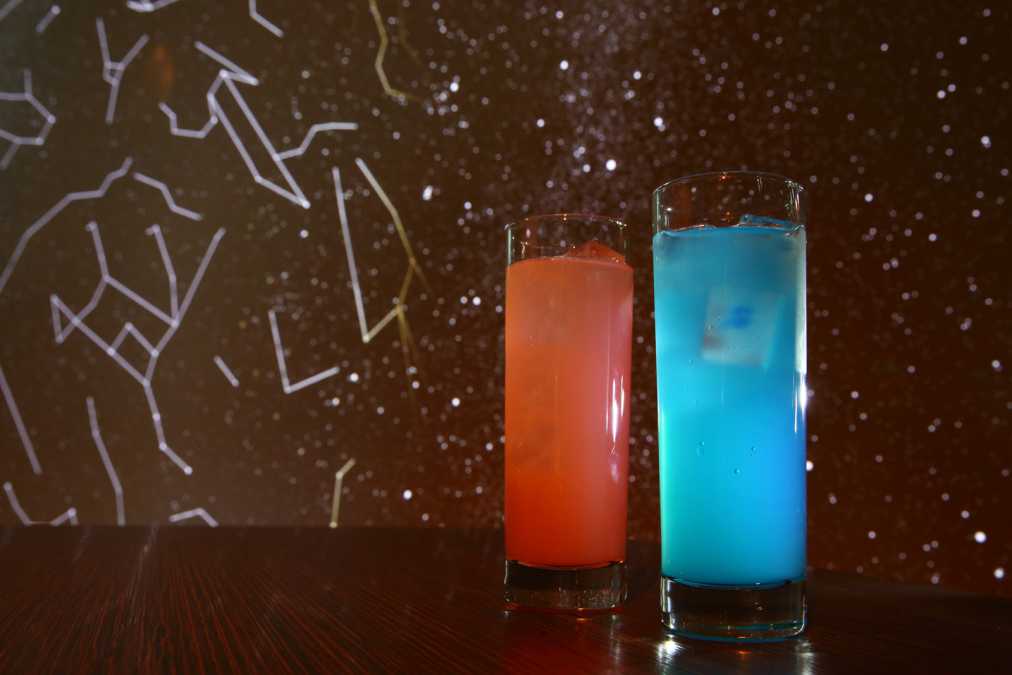 オリジナルノンアルコールカクテル「スピキュール」700円(左)、オリジナルカクテル「アンドロメダ」800円(右)