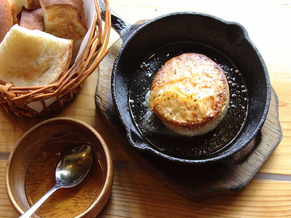 カマンベールチーズ ワンホール(パン&はちみつ付き)680円