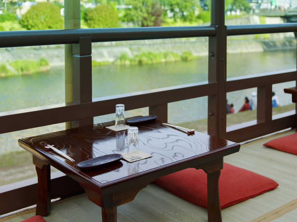 鴨川沿いにある「大當両」の昼床