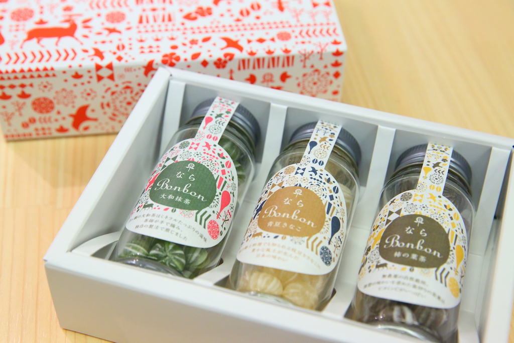 「ならBonbon 3個入り」飴代+箱代216円 (写真は左から大和抹茶、青豆きなこ、柿の葉茶 各540円)