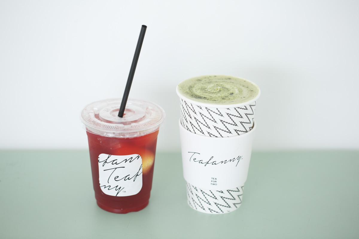 (左から)レモネード(S)590円、抹茶ラテ(R)590円