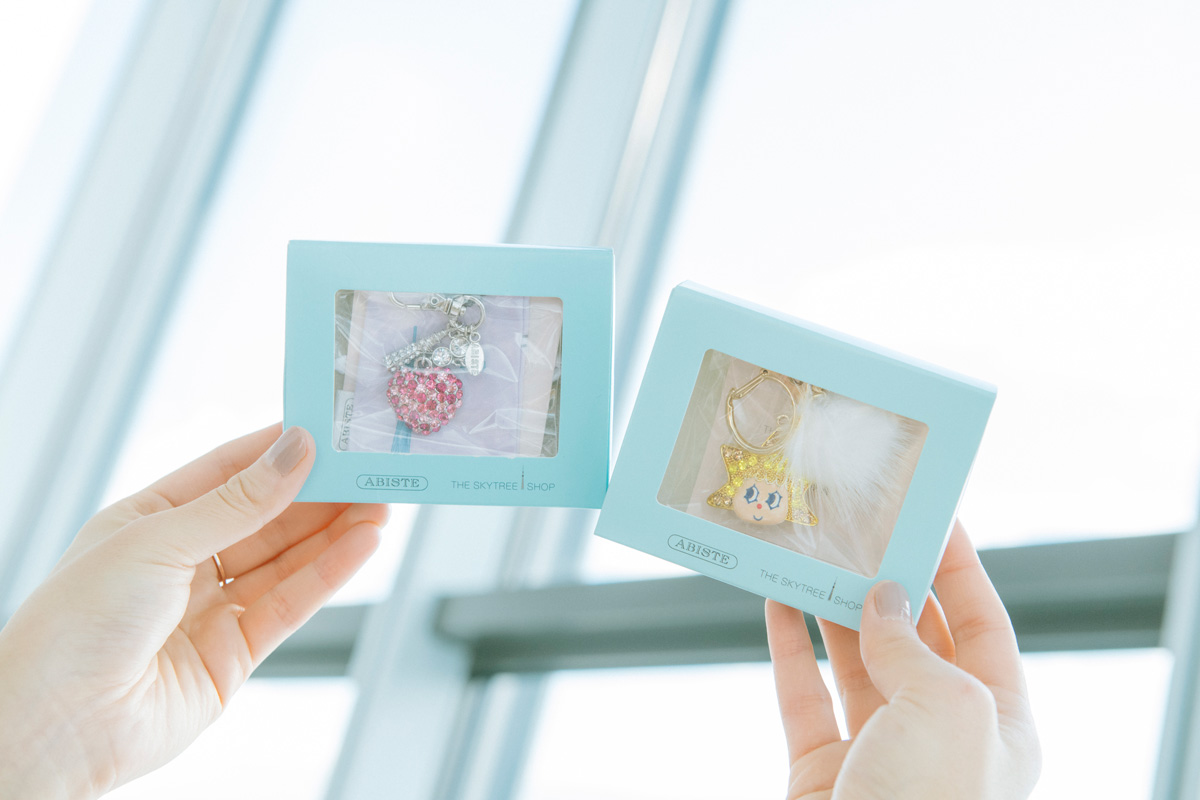 左:アビステ ハートキーホルダー4500円 右:アビステ ソラカラちゃんベーシック ファー付バッグチャーム2916円
