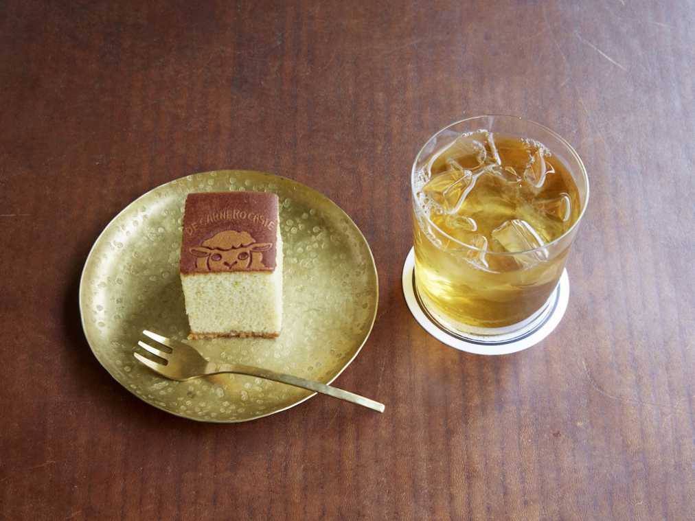 カステラ 1個240円(税別)、ほうじ茶(アイス) 300円(税別)