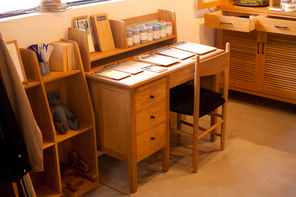 D Desk (W1000mm D550mm H710mm) 10万5000円〜、DT shelf low(W900mm D170mm H250mm)3万円〜(すべて税別)