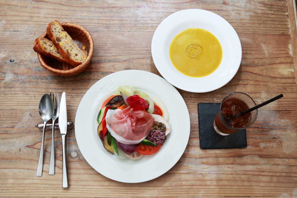 写真はクラシックランチA(1200円、平日限定)。クラシックランチB(1600円)には、この内容にハーフパスタが付く