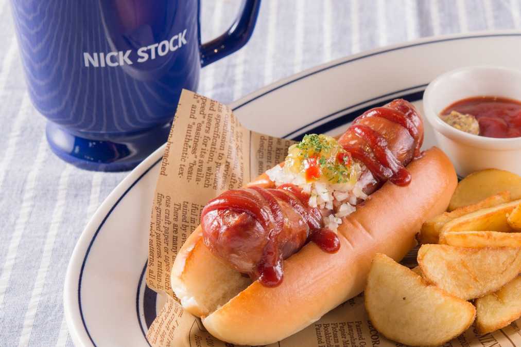 ホットドッグセット(サラダ、ドリンク付) 842円