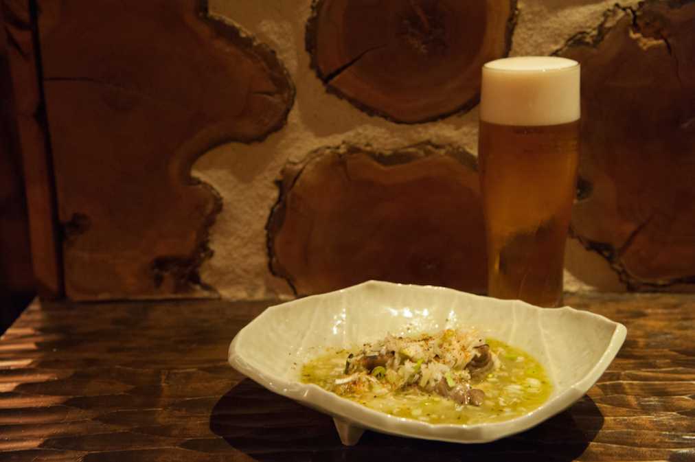 生ビール626円とバジル風味モツ煮あぶりチーズ648円