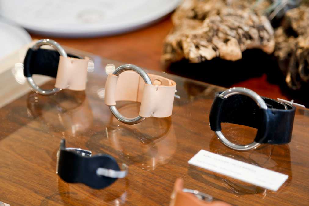 レザーサークルバングル 1個2万520円(奥)、レザーSVバングル 1個2万3760円(手前)