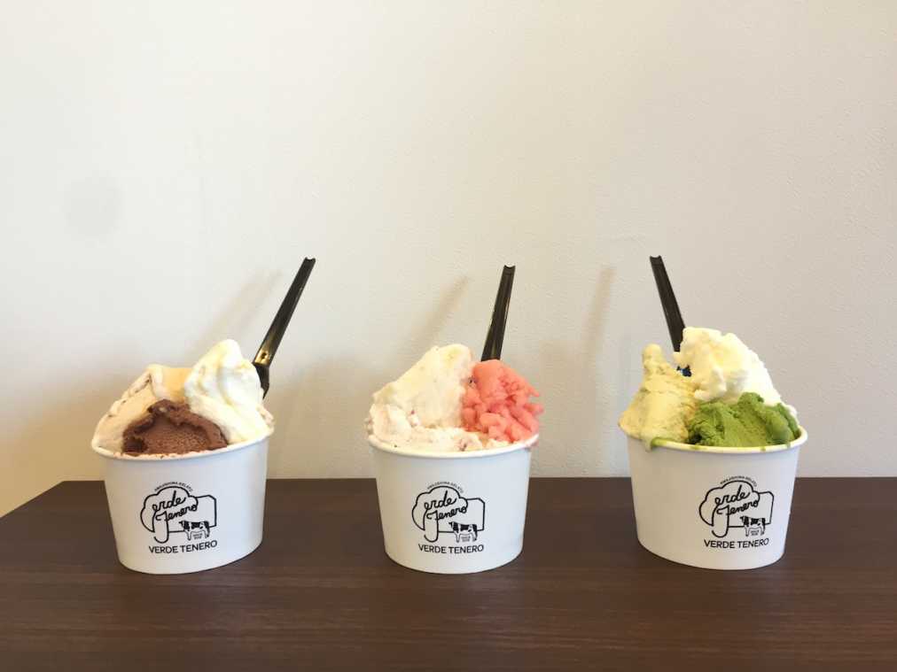トリプルカップ (左から)ナルトオレンジ&チョコ&カフェオレ 450円、あんころポーネ&キバナナ&スイカ 450円、抹茶&ピスタチオ&シラギク牛乳 550円