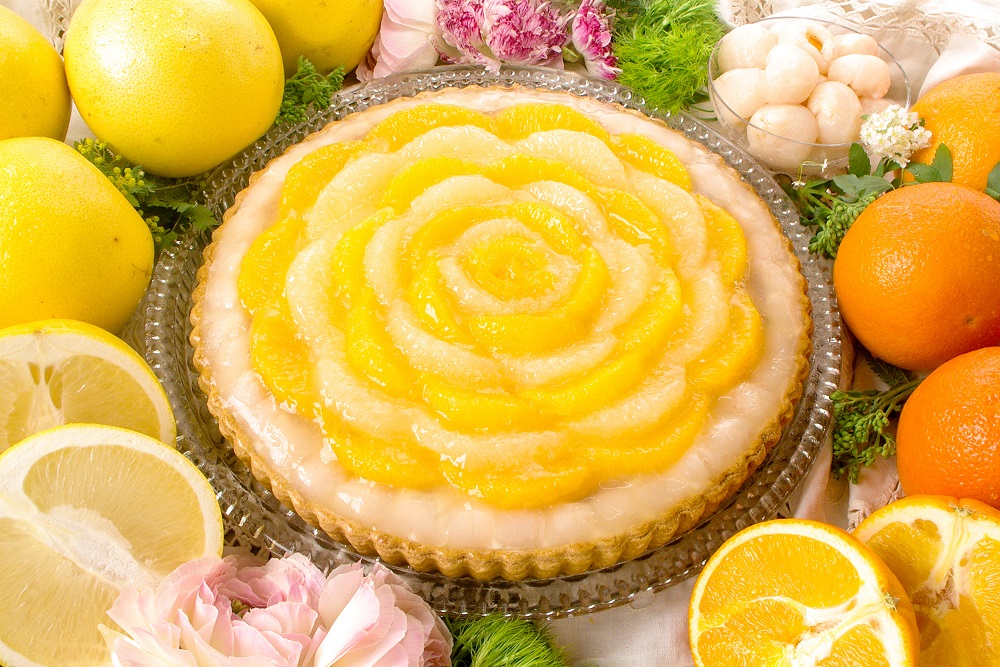 「ライチババロアと柑橘フルーツのタルト」は、piece 691円/ whole(25cm)6588円