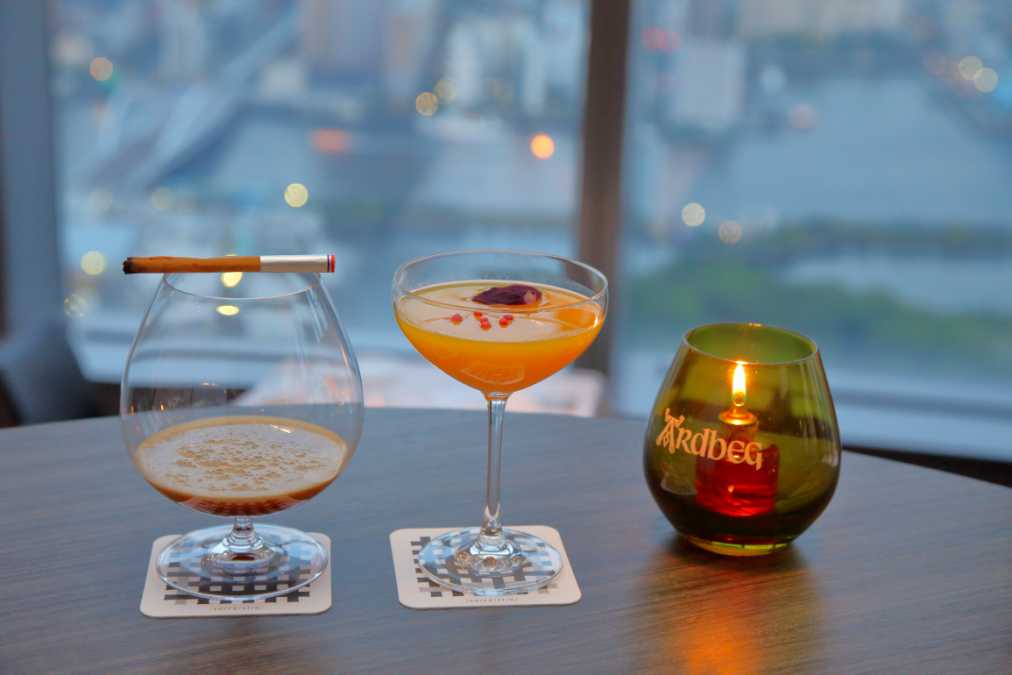 ブランデー&コーヒーリキュール(左) 1500円、フレッシュマンゴーのカクテル(右) 1800円※いずれも税・サービス料別途