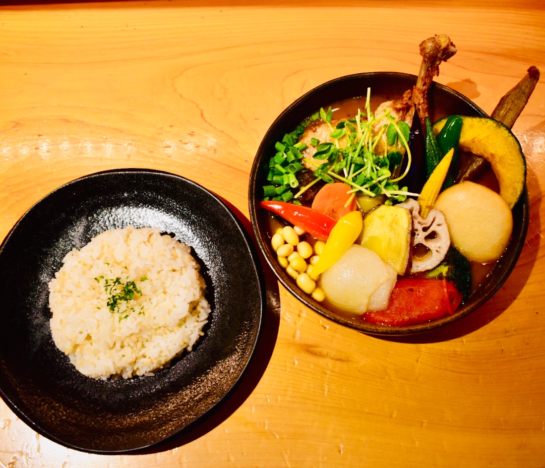チキンと一日分の野菜20品目 1580円、トッピングにチーズいももち 200円を追加