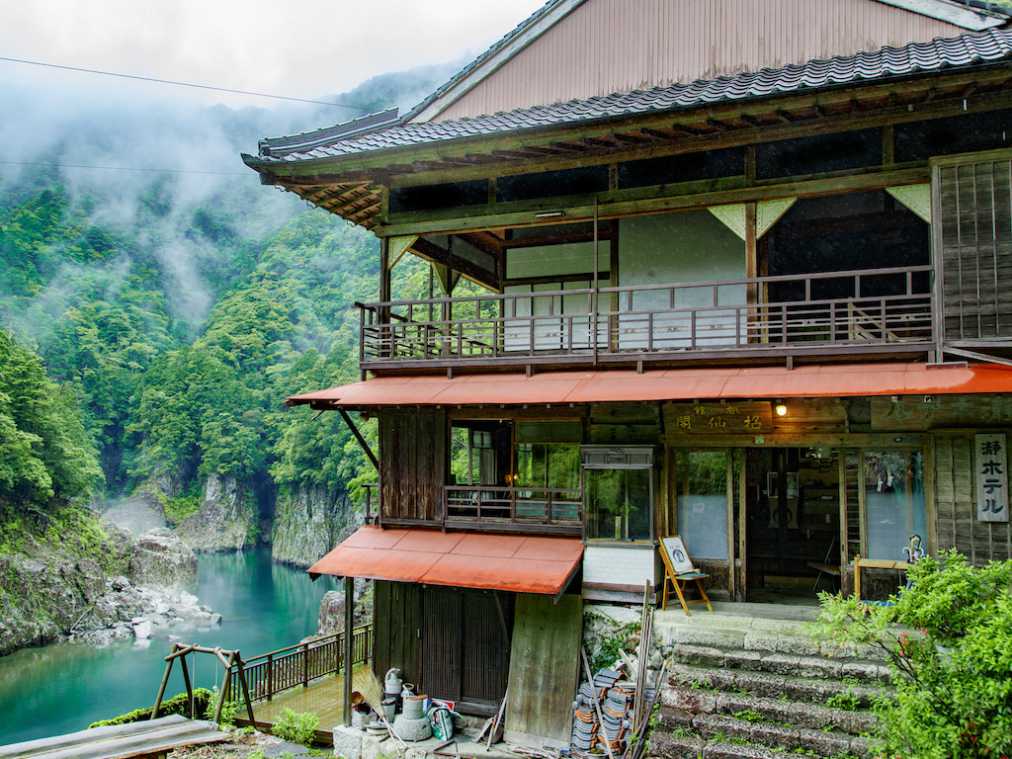 夏の休日は エメラルドグリーンの秘境に立つ絶景カフェ 瀞ホテル へ るるぶ More