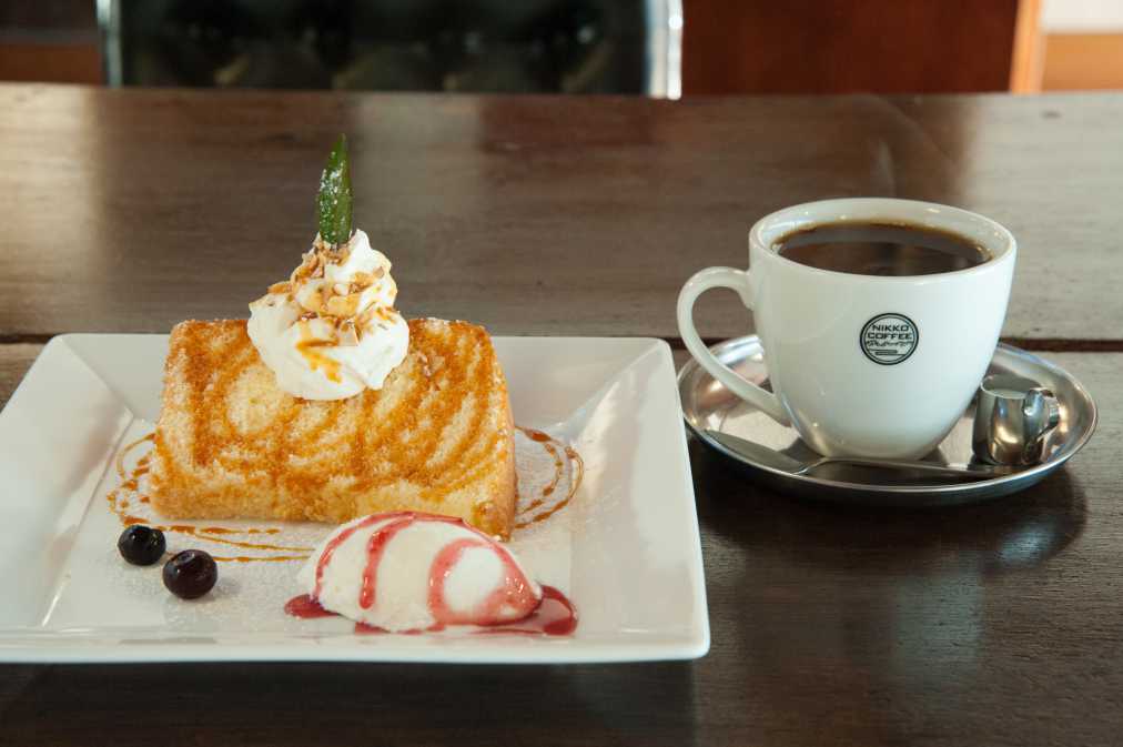 ケーキプレート1188円(コーヒー付き、写真はキャラメルシフォン)