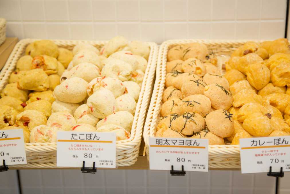 (左から)ピザぽん 70円、たこぽん 80円、明太マヨぽん 80円、カレーぽん 70円