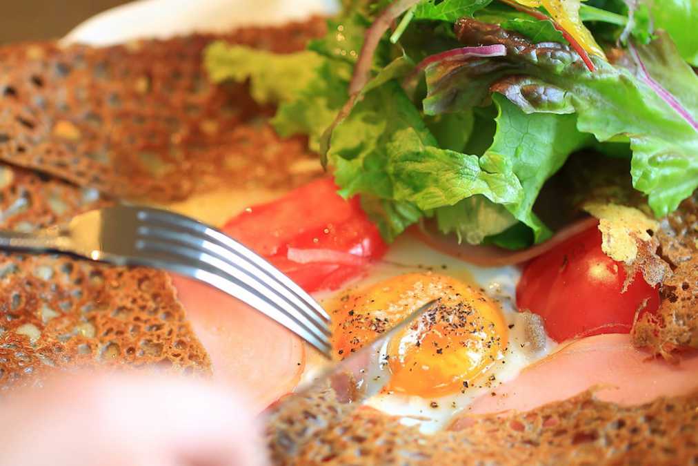 ガレット・コンプレ(チーズ、ハム、卵、トマト、サラダ) 1080円