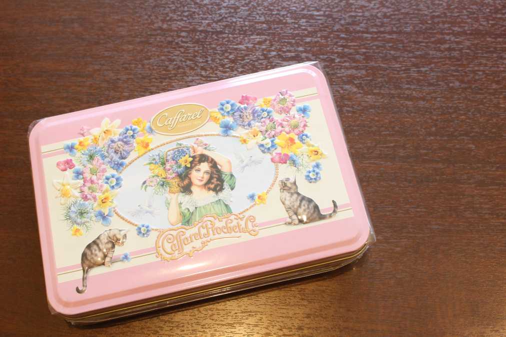 カファレルアンティーク缶 3456円