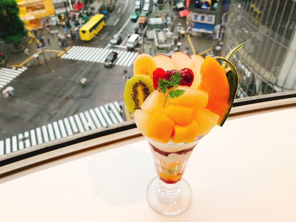 季節のフルーツミックスパフェ 1490円