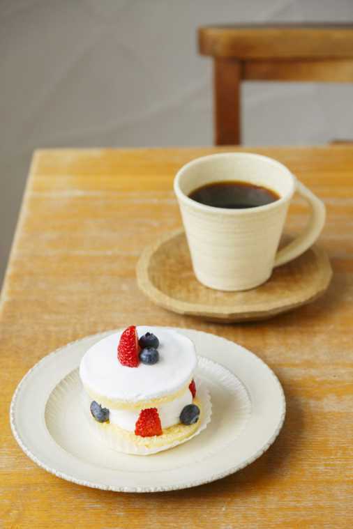 ベリーの生クリームケーキとコーヒーのセット831円