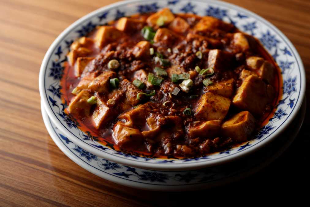 麻婆豆腐 小サイズ1620円、中サイズ2430円。平日限定の麻婆豆腐ランチはライス・スープ・デザート付きで1296円