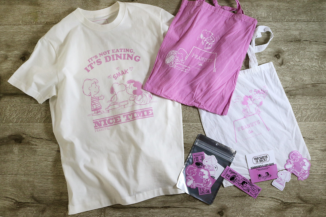 PEANUTS CafeオリジナルTシャツ(シュローダー&ルーシー)2900円、エコトート1600円、限定 SCHROEDER & LUCY DAYSオリジナルステッカー850円