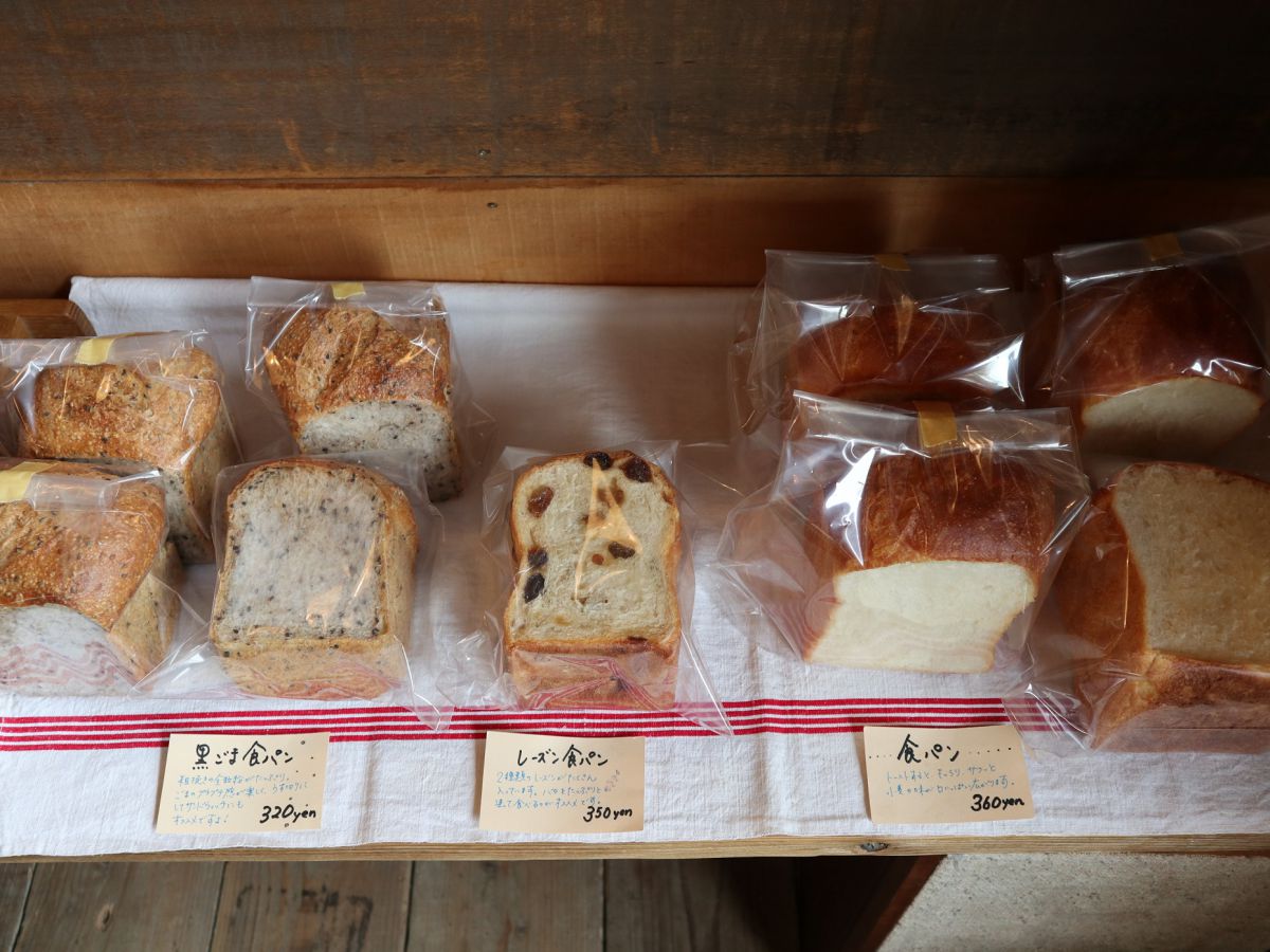左から、黒ごま食パン 320円、レーズン食パン 350円、食パン 360円