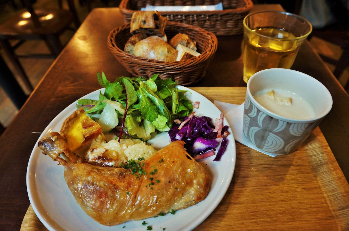 「鶏肉のコンフィ じゃがいもグラタン添え」(平日1200円)/ako