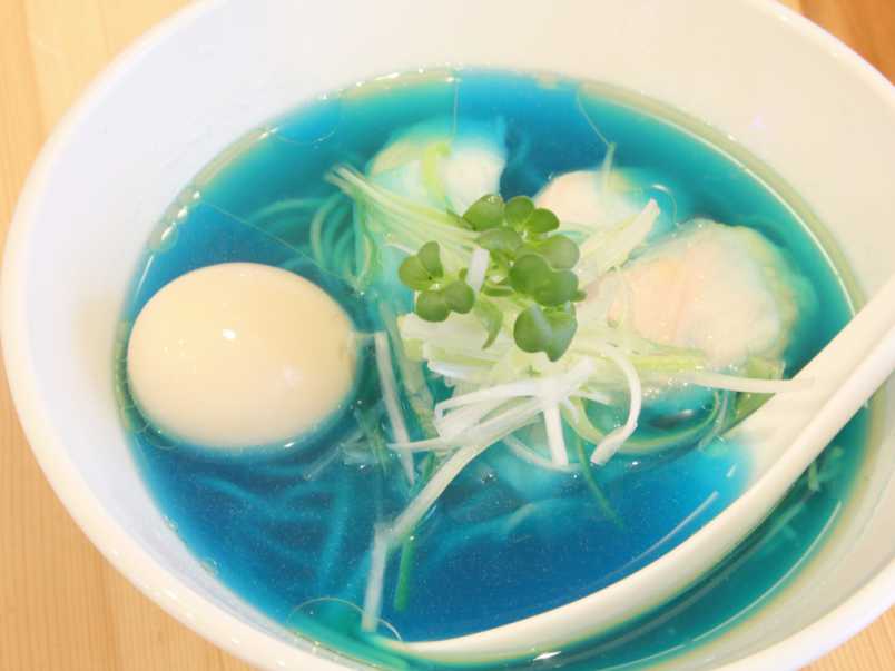 浅草「吉法師」の看板ラーメンが気になる！青いスープにドキドキ