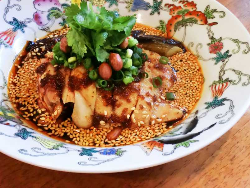 メイン並みの存在感！つゆダクよだれ鶏が想像以上のおいしさでした｜るるぶ&more.