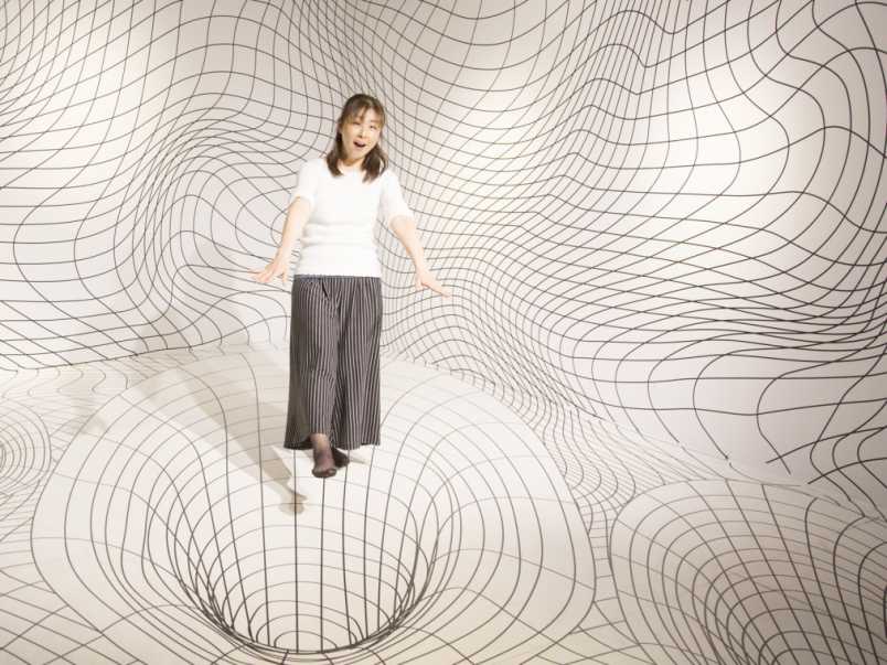 まっさかさまになったり、吸い込まれたり…ユニークなアートを体験しに