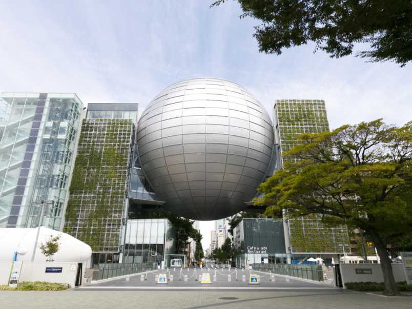 世界最大のプラネタリウムに、大人も遊べる大型展示！名古屋市科学館は
