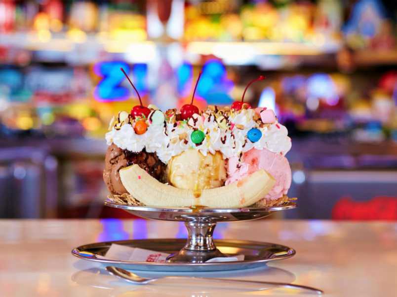 店内は50年代のアメリカ！映画の世界に飛び込んだような平塚のドライブ