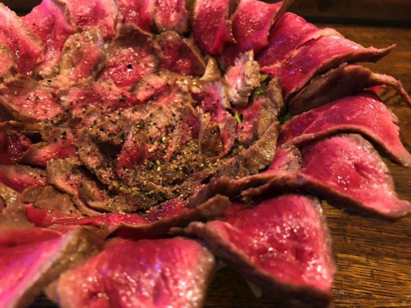 ご飯の上に咲くローストビーフの花 Snsで話題の絶品 がぶ丼 をチェック るるぶ More