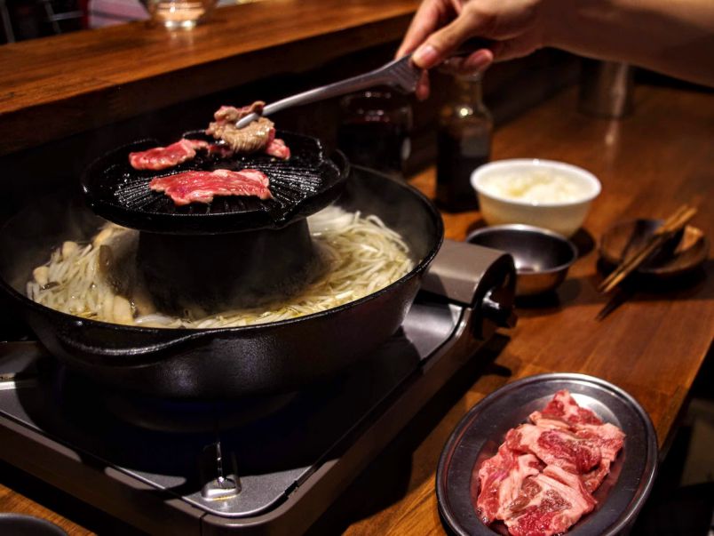 ラム肉専用鉄板鍋でラムしゃぶ＋ジンギスカンを同時に食べよう！