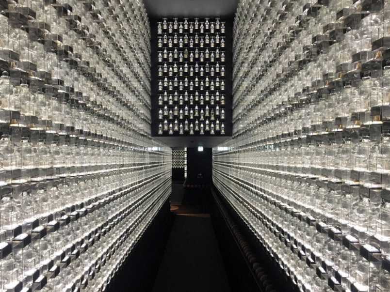 1万体のクリスタル五輪塔に囲まれて！心の奥まで安らぐ「深川不動堂