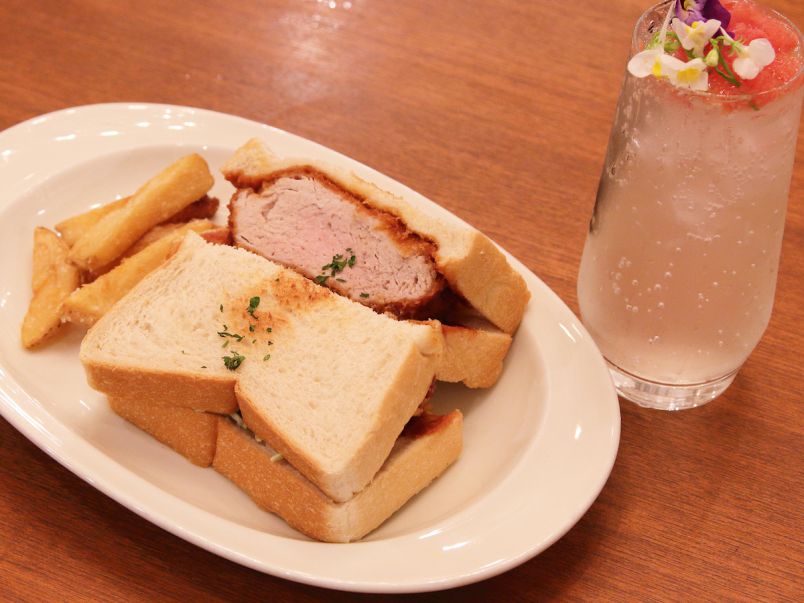 厚さ4cm超えの極厚カツ！肉汁喝采のサンドイッチが自慢の「Tokyo Kenkyo」