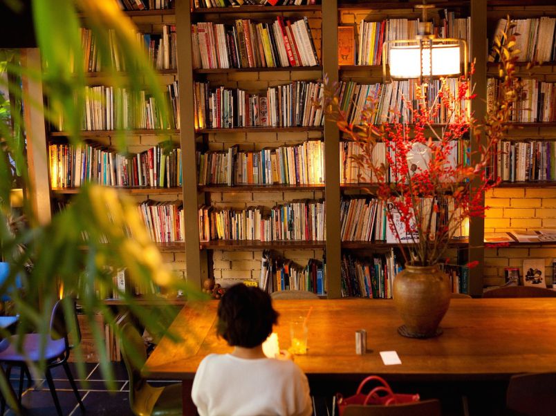 天井まである圧巻の本棚！何度でも通いたくなる京都のブックカフェ
