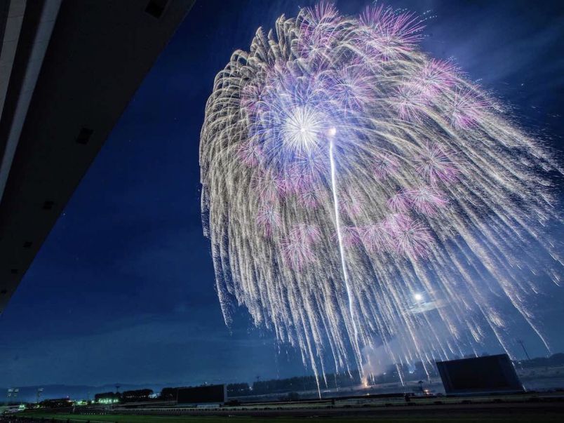 京都、淀競馬場で開催される5月の花火大会「京都芸術花火2019」先行抽選販売スタート！｜るるぶ&more.