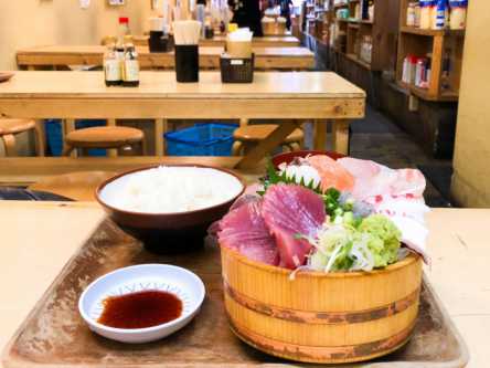 魚屋さんの超新鮮な海鮮丼が1000円で食べれる！新宿オフィス街で絶品海鮮丼を堪能