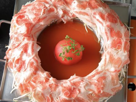 トマトまるごとドンッ！インパクト大のフォトジェニックな肉炊き鍋
