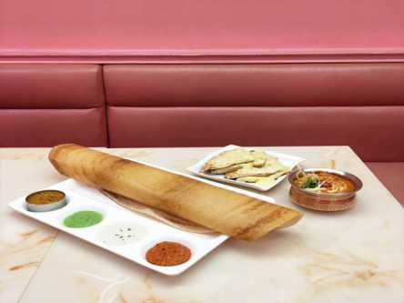 インドのクレープって知ってる!? ピンクの空間で味わう本格インド料理