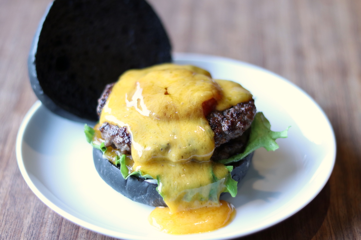 ダブルチーズバーガー 1680円(ディナータイム)※ランチはセットで2100円