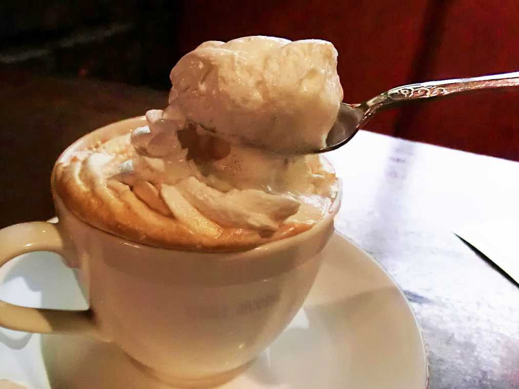 山盛りクリームに心奪われる ウインナーコーヒー発祥の喫茶店 神保町ラドリオ るるぶ More