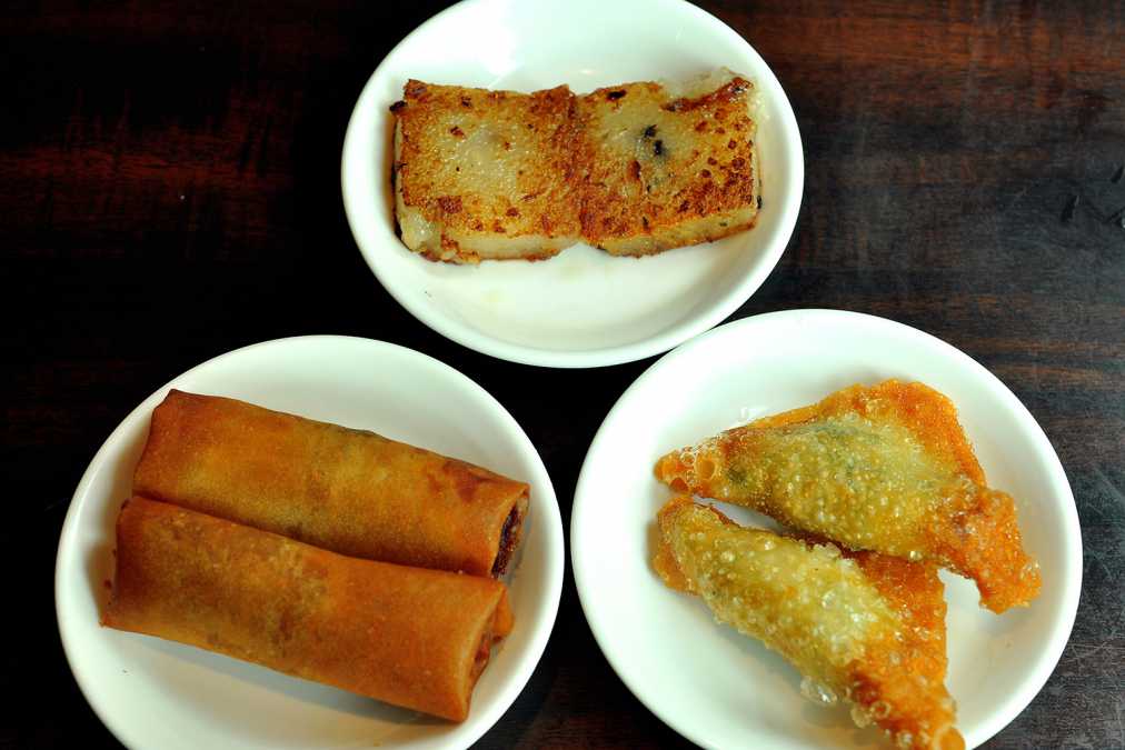 はるまき(左)、大根もち(中)、ニラ揚げ餃子(右)
