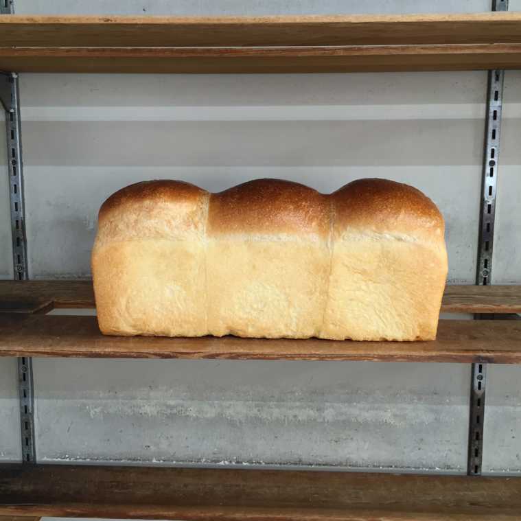 食パン 1本810円、1/2サイズ405円、1/3サイズ270円