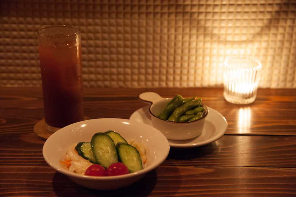 やみつきニンニク枝豆300円、彩り野菜のマリネサラダ400円、カシスオレンジ500円