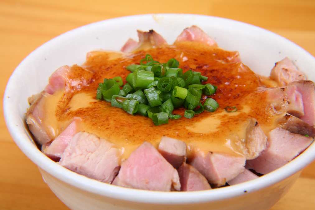 レアチャーシュー丼 378円